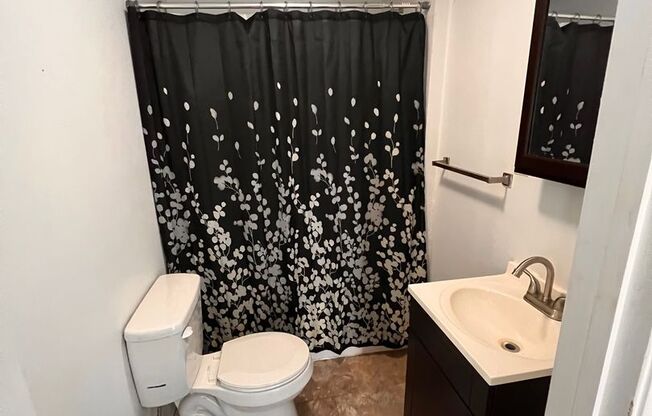 Welcome to this charming 2 bedroom, 1 bathroom house located in East Peoria, IL.