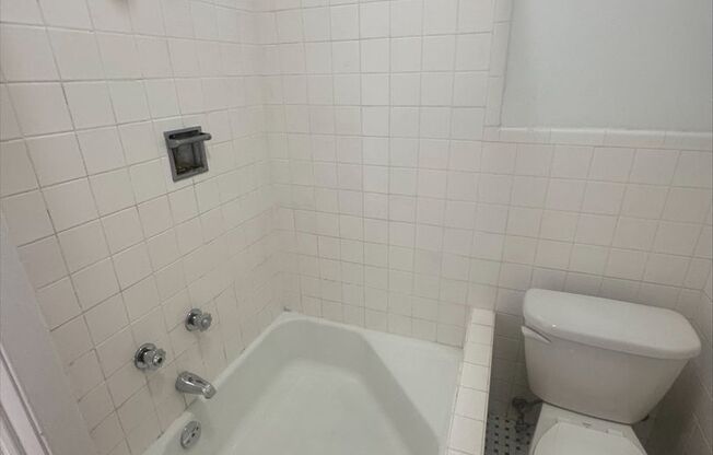 Studio, 1 bath, 294 sqft, $1,420, Unit New King Edward  9A4