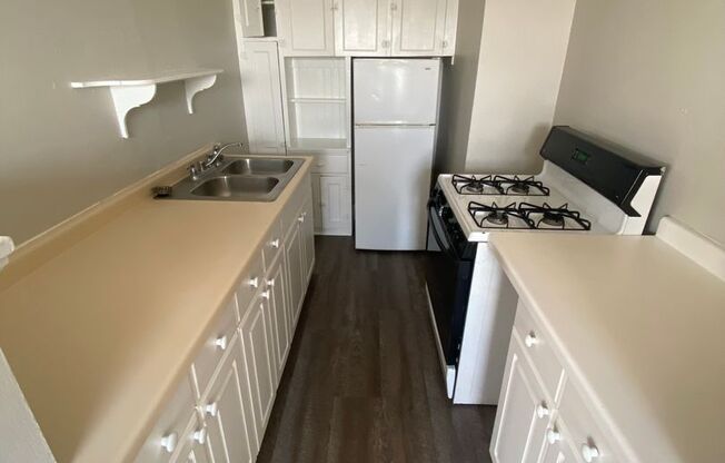 1 bed, 1 bath, 600 sqft, $1,080, Unit 400