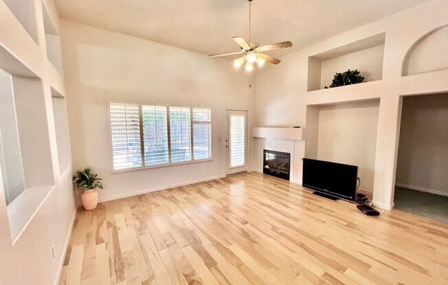 $2,295 Herndon & Hayes, 3 bedrooms - W. Beechwood Ave, Fresno