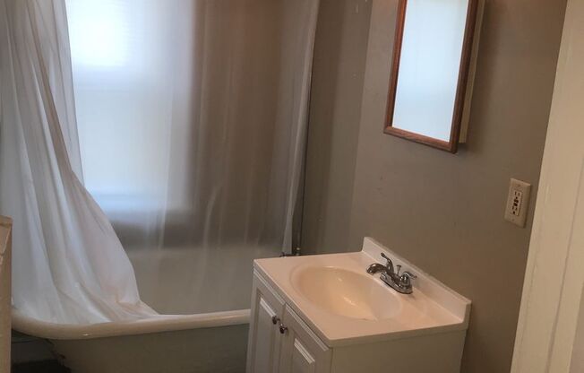 Studio, 1 bath, 305 sqft, $835, Unit 15