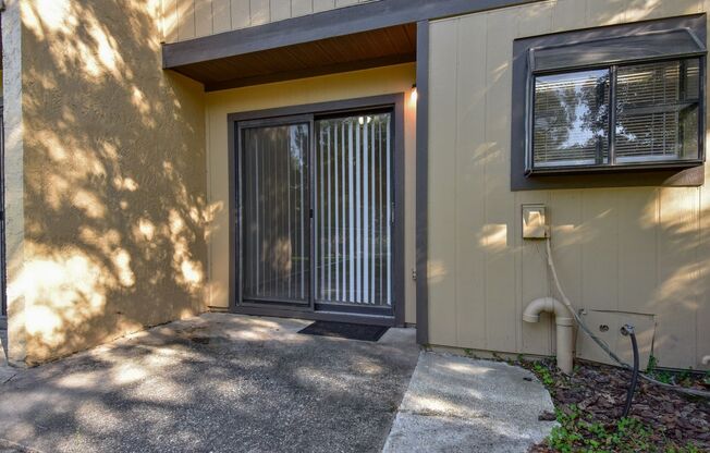 Spacious 2 Bed, 2.5 Bath Townhouse in Southfork Oaks – $1,375/mo