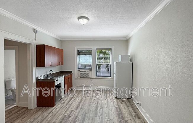 126 Mendoza Ave