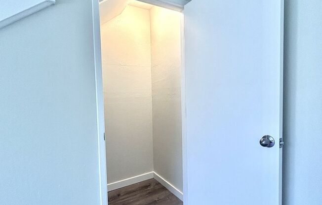 Newly Remodeled 2 Bedroom / 1.5 Bathroom Townhouse Style Apartment in Redwood City Available NOW!