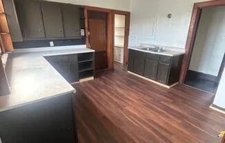 2 beds, 1 bath, $800, Unit Upper