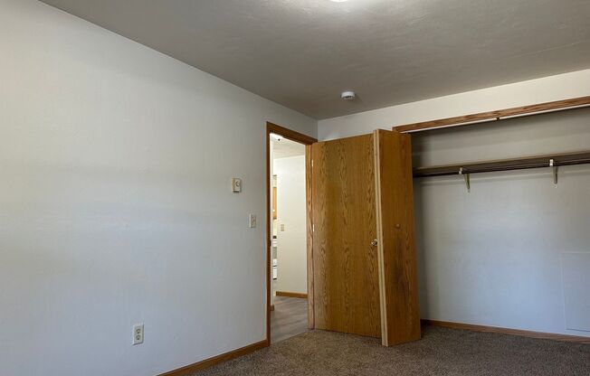 2 beds, 1 bath, $1,045, Unit Unit 5