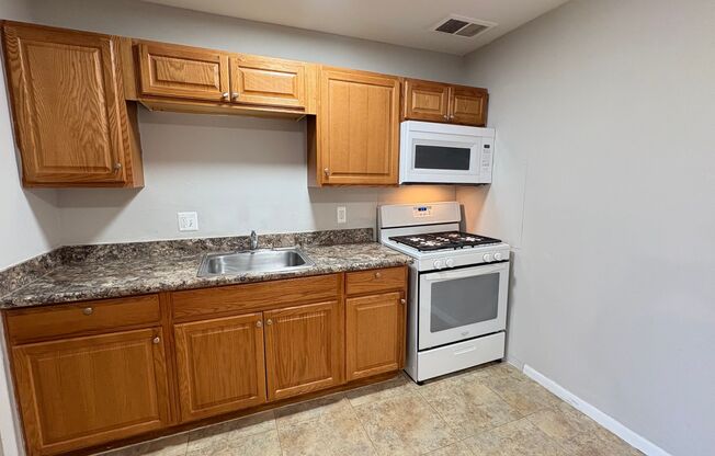 2 beds, 1.5 baths, 947 sqft, $835, Unit MA E216