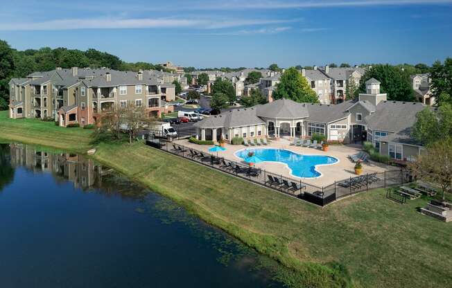 Lantern Woods Apartments - Aerial view of property and lake