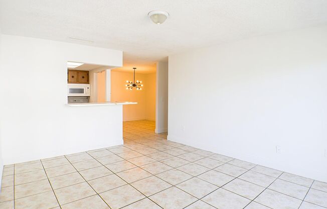 2 beds, 1 bath, $1,300, Unit # 21