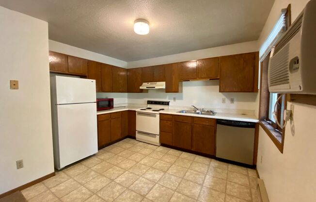 2 beds, 1 bath, $825, Unit 6