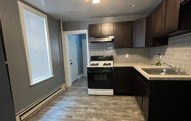 3 beds, 1 bath, $1,100