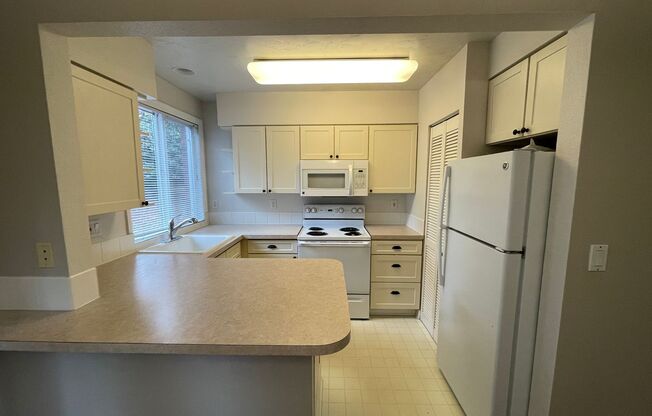 2 beds, 1 bath, $2,095