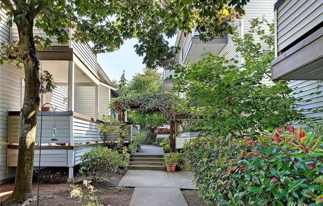 AVAILABLE AUGUST 1ST >> Beautiful Fully Remodeled 2BR/1BA Condo in Seattle!