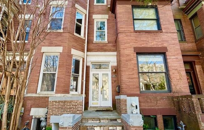 Gorgeous 3 bedroom/studio, 3.5 bath unit in the highly sought after Columbia Heights neighborhood!
