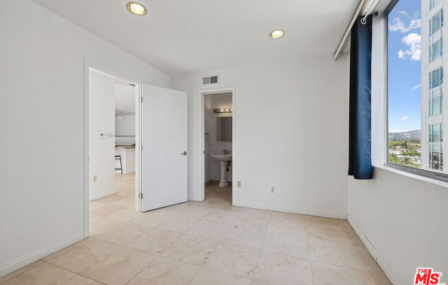 2 beds, 2 baths, 974 sqft, $4,000, Unit 1102