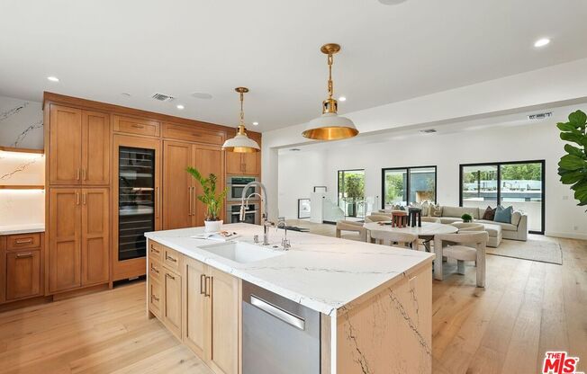 913 N BEVERLY GLN BLVD