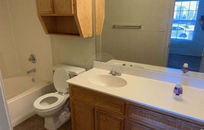 3 beds, 2 baths, $1,095, Unit 3302 Toledo Unit A