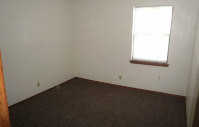 2 beds, 1 bath, 975 sqft, $895, Unit C