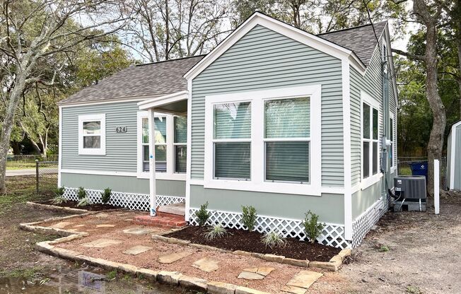 Adorable 2/1/1 Craftsman Bungalow in Angleton!