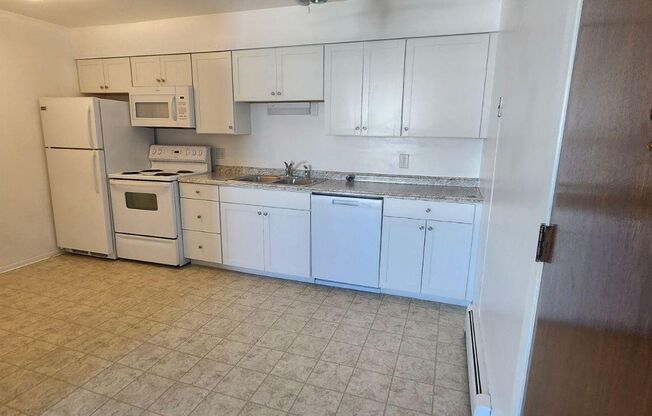 2 beds, 1 bath, 715 sqft, $995, Unit A204