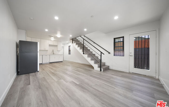 4112 NORMANDIE AVE