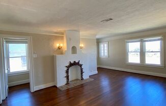 2 bed/1 bath Upstairs Duplex with Private Balcony