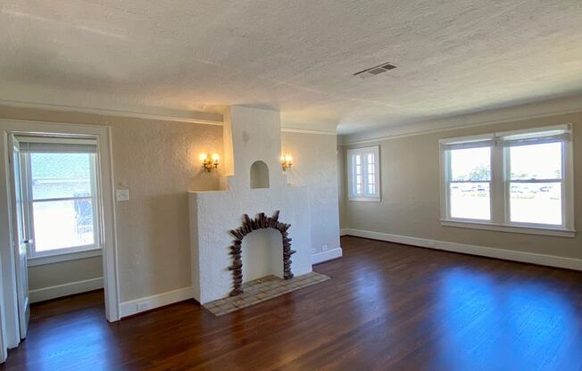 2 bed/1 bath Upstairs Duplex with Private Balcony