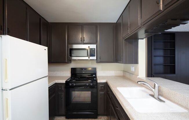 Charming 2 Br w/ Parking and Patio in Pacific Beach!