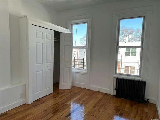 2 beds, 1 bath, 860 sqft, $2,300, Unit 2L