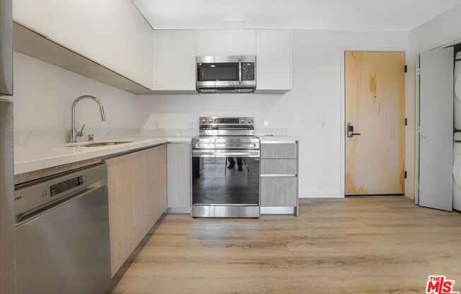 10918 CAMARILLO ST