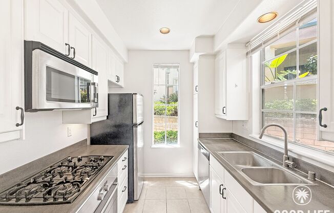 Upgraded 2B/2BA With AC, Washer/Dryer, & Private Patio!