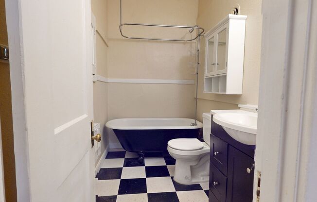 2 beds, 1 bath, $2,445, Unit 209