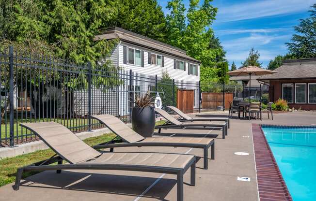 Aspire_Eugene_OR_Amenities_Pool_Chairs