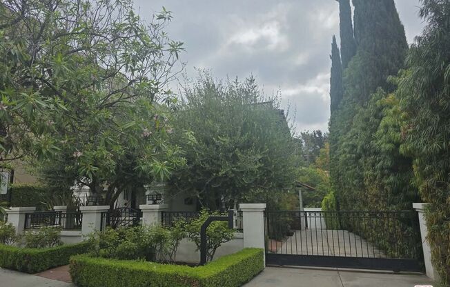 2500 HYPERION AVE