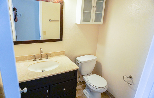 Lovely 2 Bedroom 1.5 Bathroom Condo in Orange