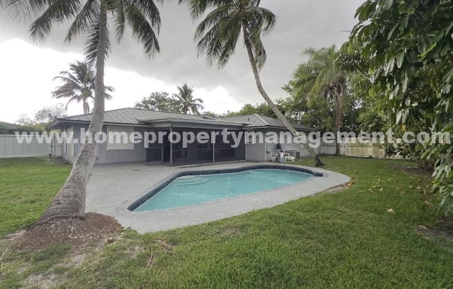323 CANTERBURY DR W