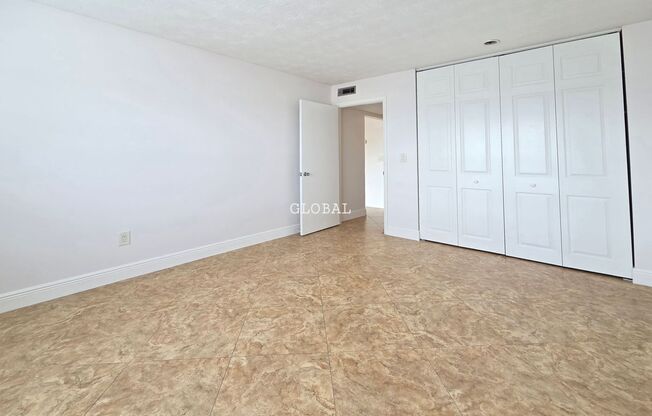 Lakefront First-Floor Condo in Camelot by the Lake, Orlando