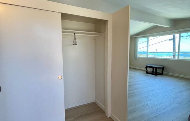 4 Bedroom 2.5 Bathroom Home, Newly renovated Modern finishes Bay and ocean water views Open layout