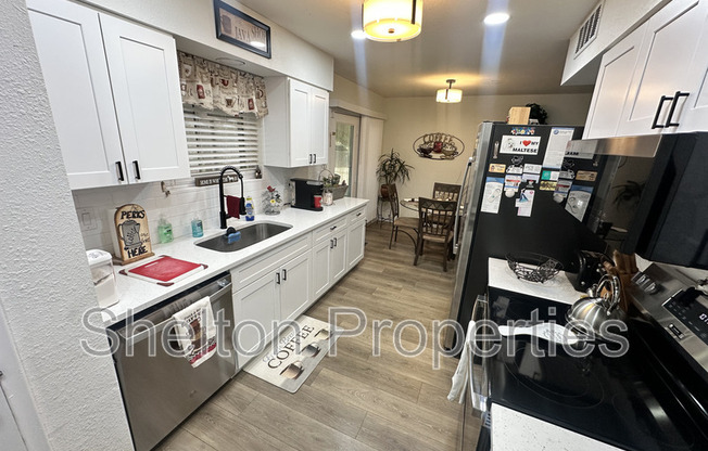 10806 W CAMELOT CIR