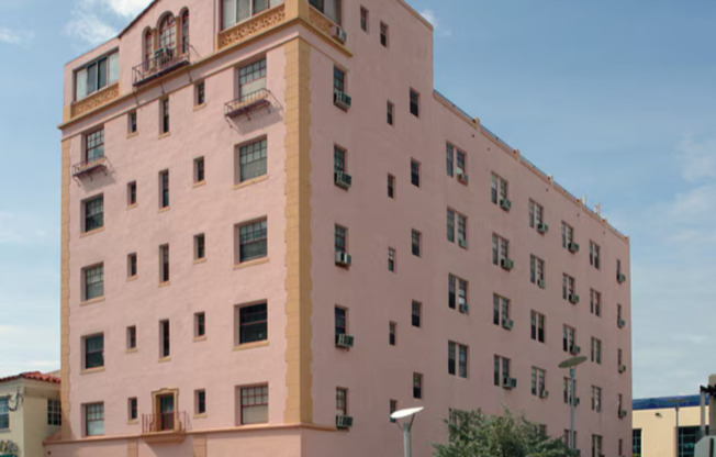 Miami Beach Art Deco Living – 1 Bedroom Steps from the Beach