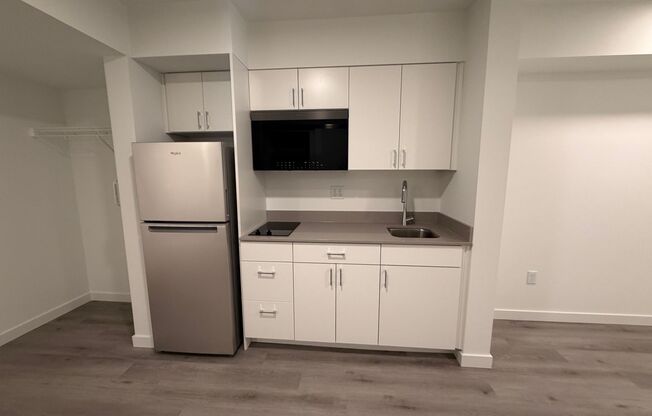 Studio, 1 bath, 336 sqft, $1,095, Unit B02