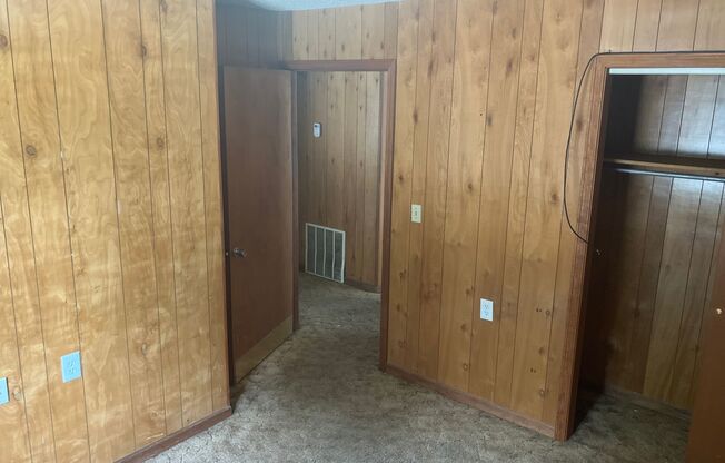 2 beds, 1 bath, $700, Unit 1