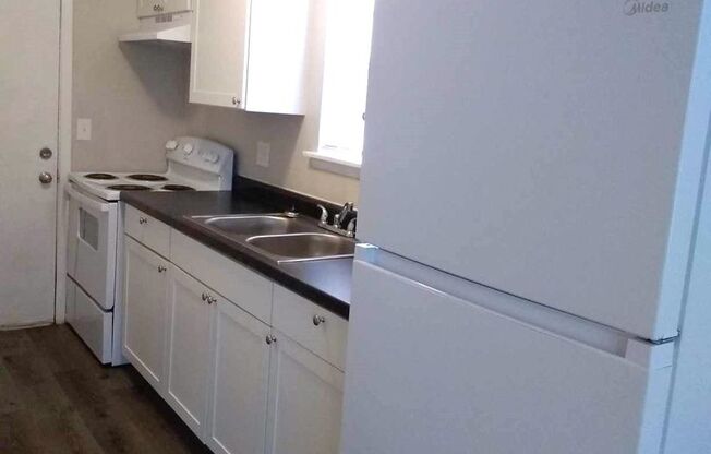 3 beds, 1 bath, 775 sqft, $850, Unit 415-17 Winfield-415 Winfield
