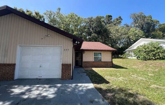 Charming 2-Bedroom, 2-Bathroom Home in a Tranquil Leesburg Community with Open Garage and Versatile Living Spaces! WASHER AND DRYER INCLUDED!