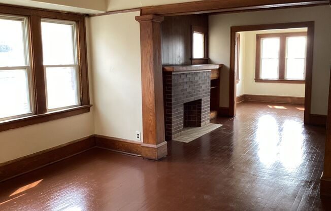 2 beds, 1 bath, $895, Unit 3732 (Upper)