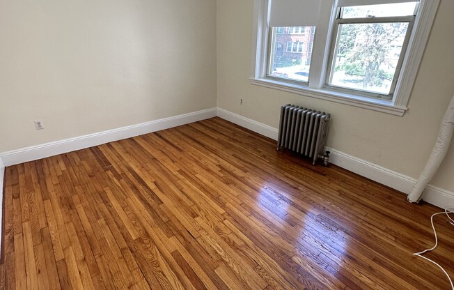 2 beds, 1 bath, $3,100, Unit 6