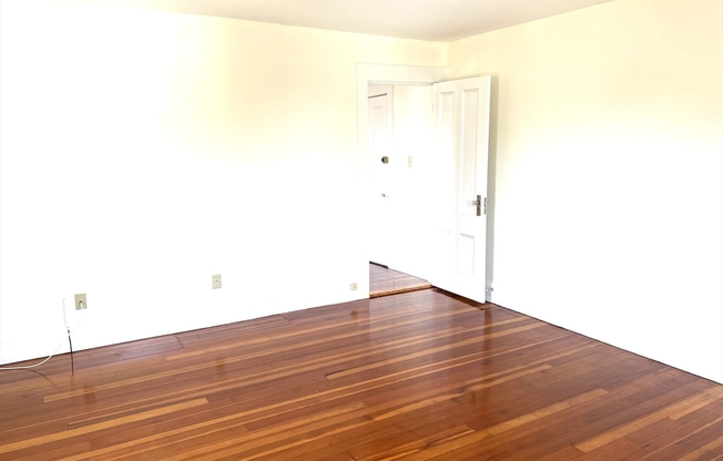 2 beds, 1 bath, 1,100 sqft, $2,400, Unit 5