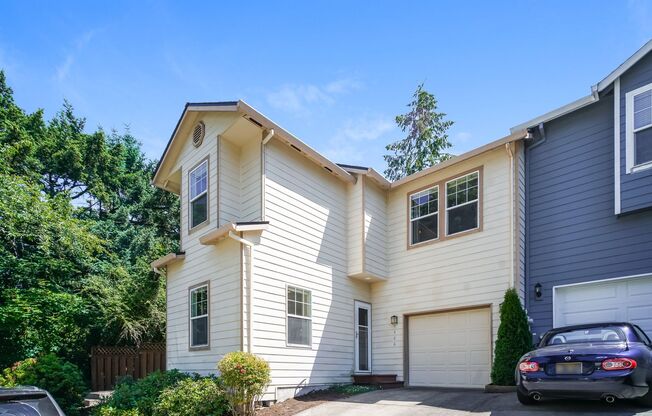 Multnomah Village 3BR 2.5bth Townhome | A/C, Garage, Small Yard & Near Parks + Trader Joe’s