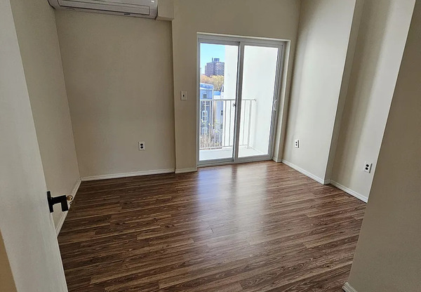 686 EAGLE AVE