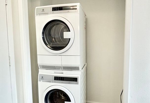 2 beds, 2 baths, 950 sqft, $1,675, Unit 302